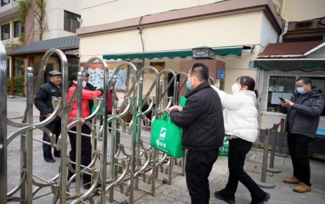 一份情驅散嚴寒，一片心常駐公益